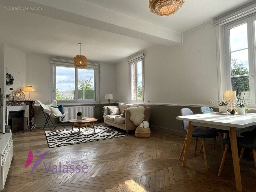 Maison à GRUCHET-LE-VALASSE