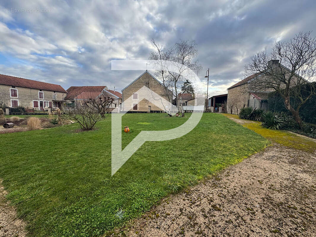 Maison à SEMOUTIERS-MONTSAON