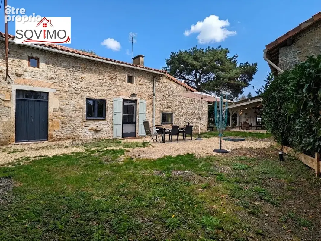 En campagne, jolie maison charentaise avec grange et terrain attenants de 5439 m2 - photo 1