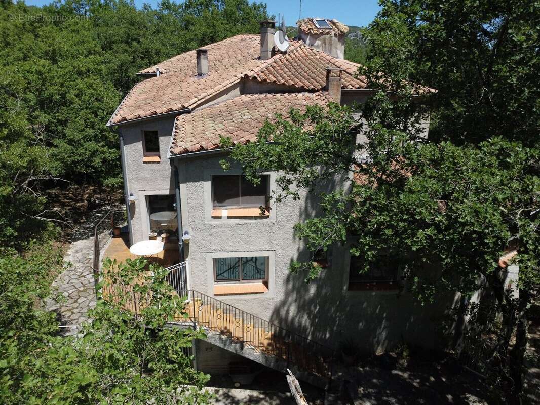 Maison d'architecte  225 m² habitables  Terrain arboré de 2 700 m² avec piscine - photo 10