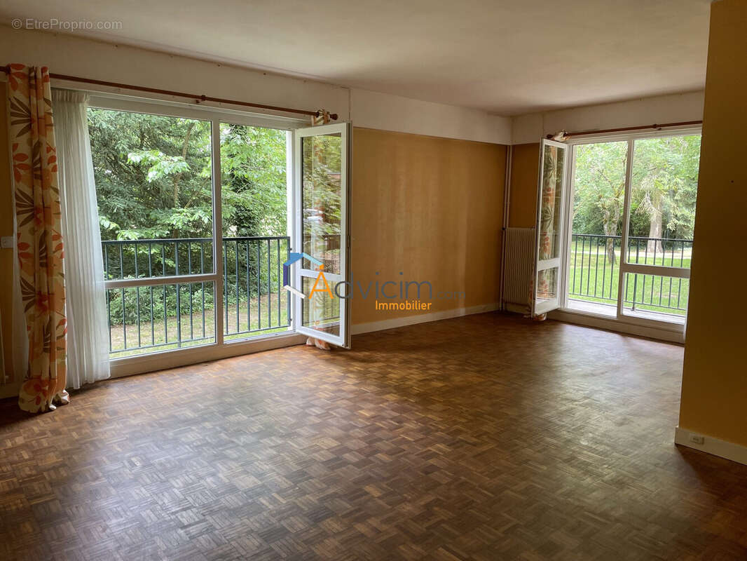 Pièce à vivre - Appartement à OLIVET