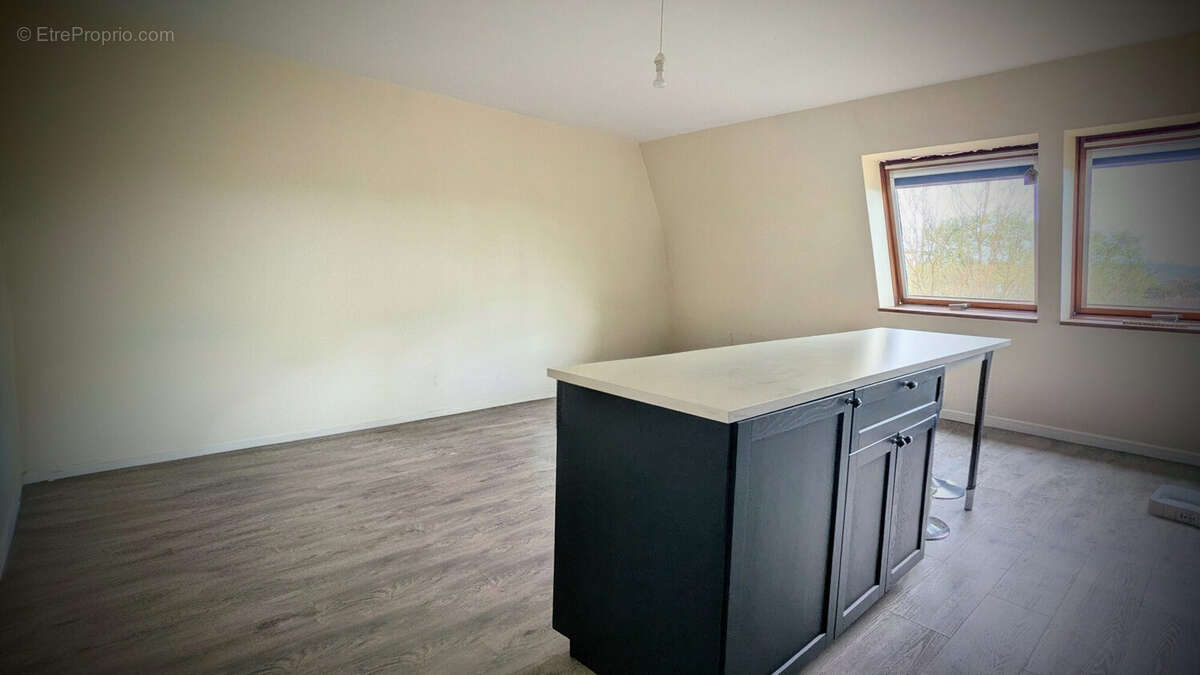 pièce cuisine et salon - Appartement à AIGUILLON