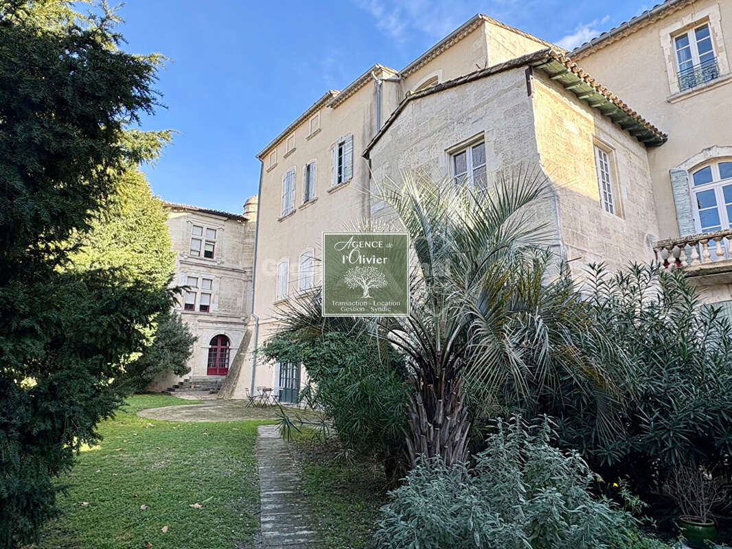 ARLES. Appartement dans un hôtel particulier - photo 13