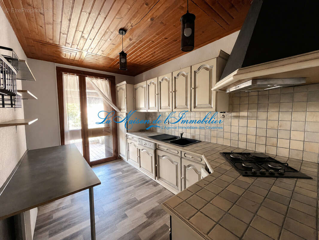 Saint Ambroix à proximité des commodités maison de type F4 avec garage et 315m2 de terrain - photo 3