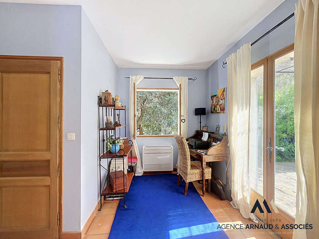 Belle propriété familiale avec piscine sur vaste terrain arboré - photo 9