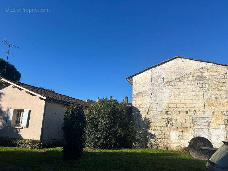 Maison à MOULIETS-ET-VILLEMARTIN