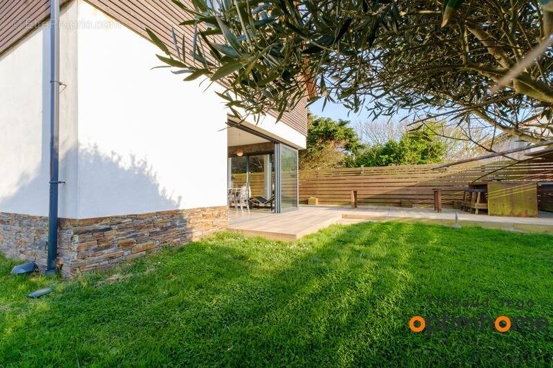 Maison contemporaine récente avec un bel extérieur et vue mer de l'étage - photo 1