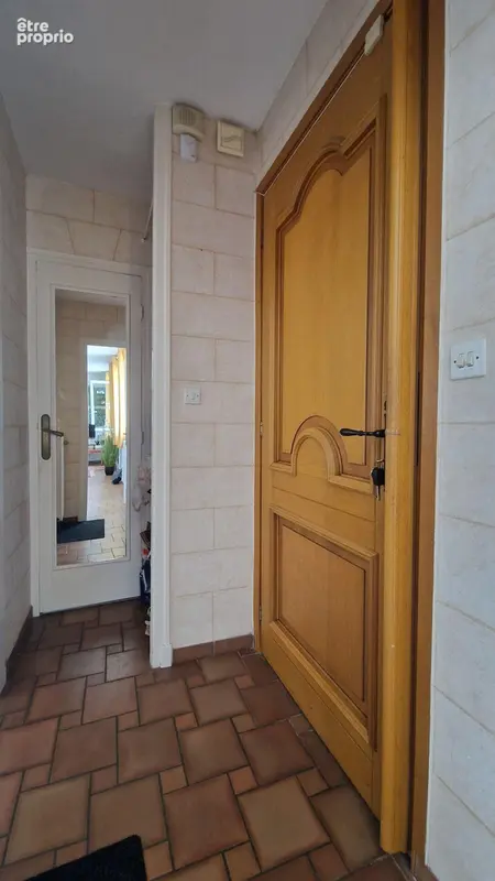 Une entrée avec placard distribue...