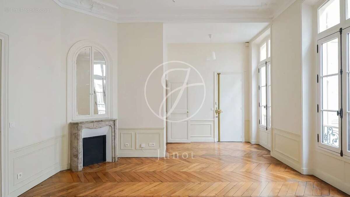 Appartement à PARIS-8E