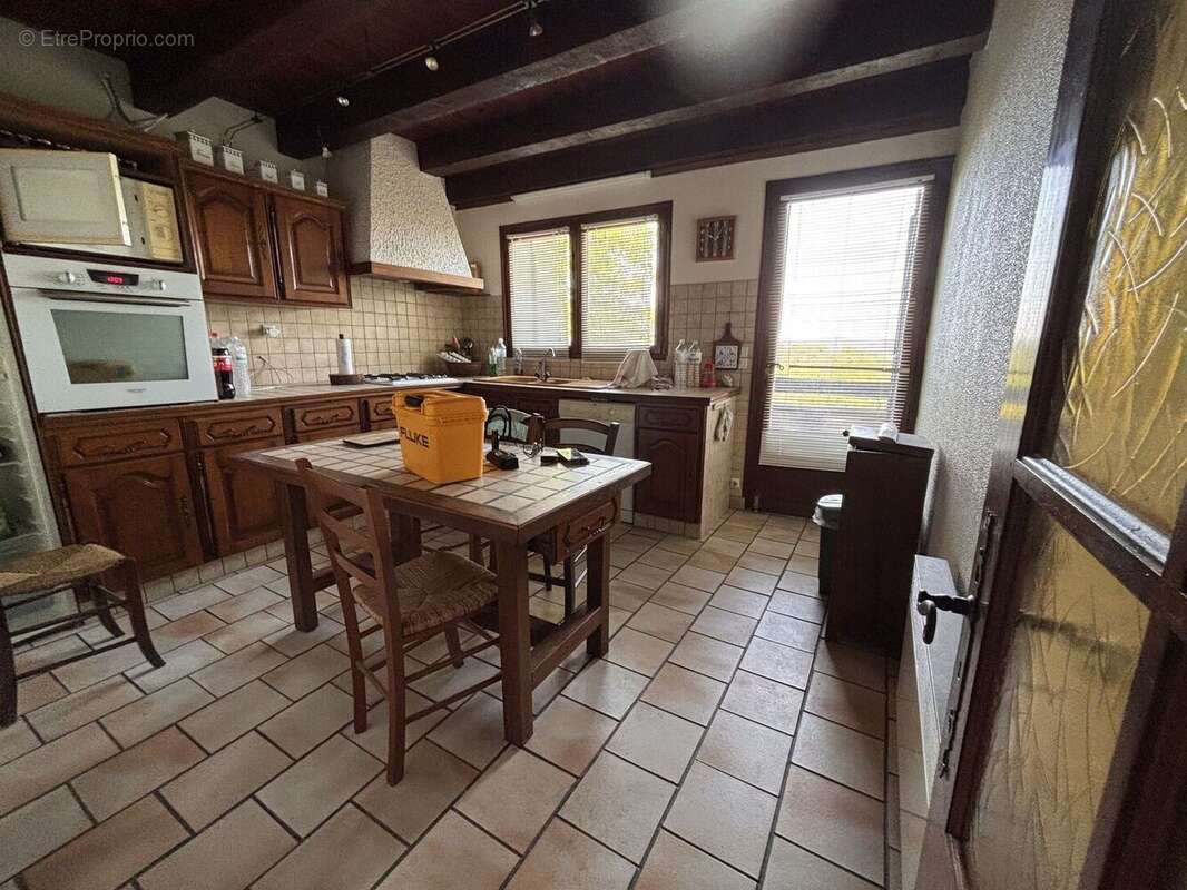 cuisine avec accès terrasse - Maison à CAHORS