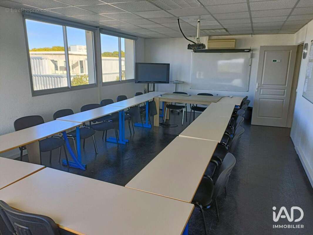 Photo 6 - Commerce à VENELLES