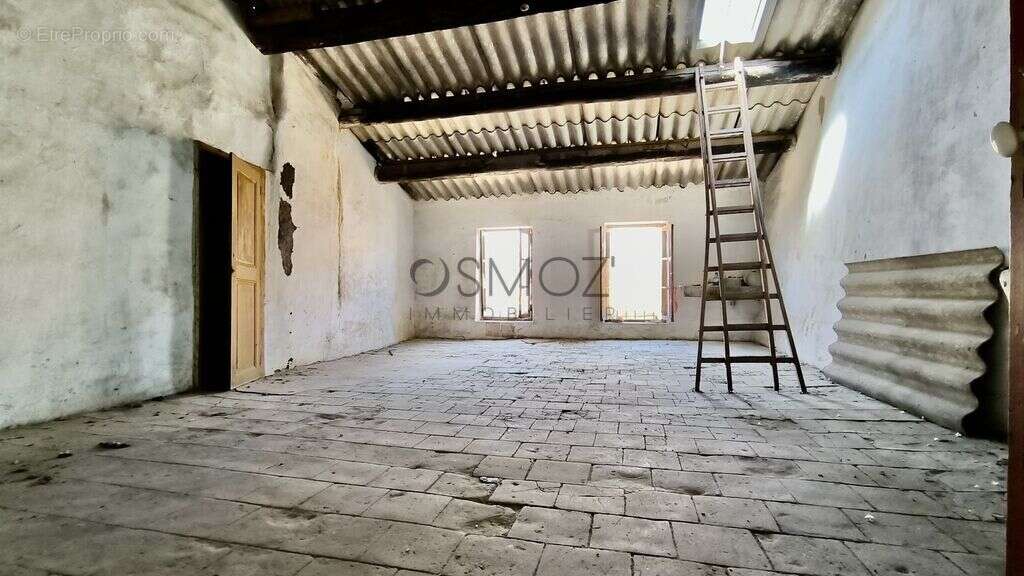 Maison de village à rénover avec cours à 6 km des plages - photo 13