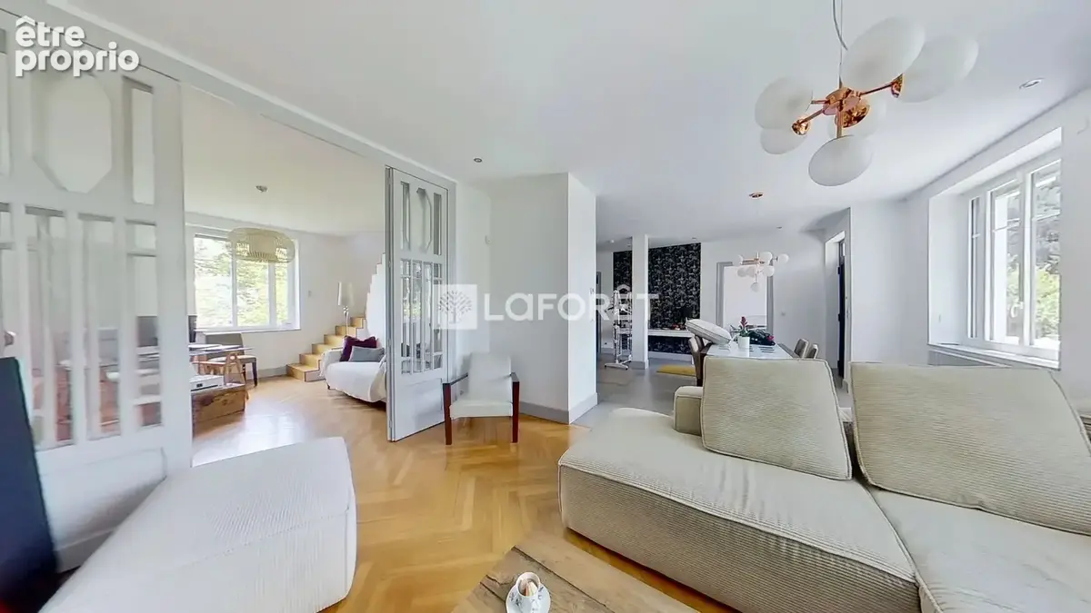 BRON - Maison familiale de caractère de 143,53 m² habitable - photo 3