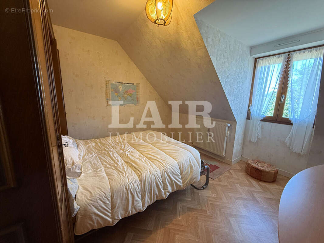 Maison familiale de 165 m² avec jardin, double garage et vie de plain-pied réf: F15552 - photo 8