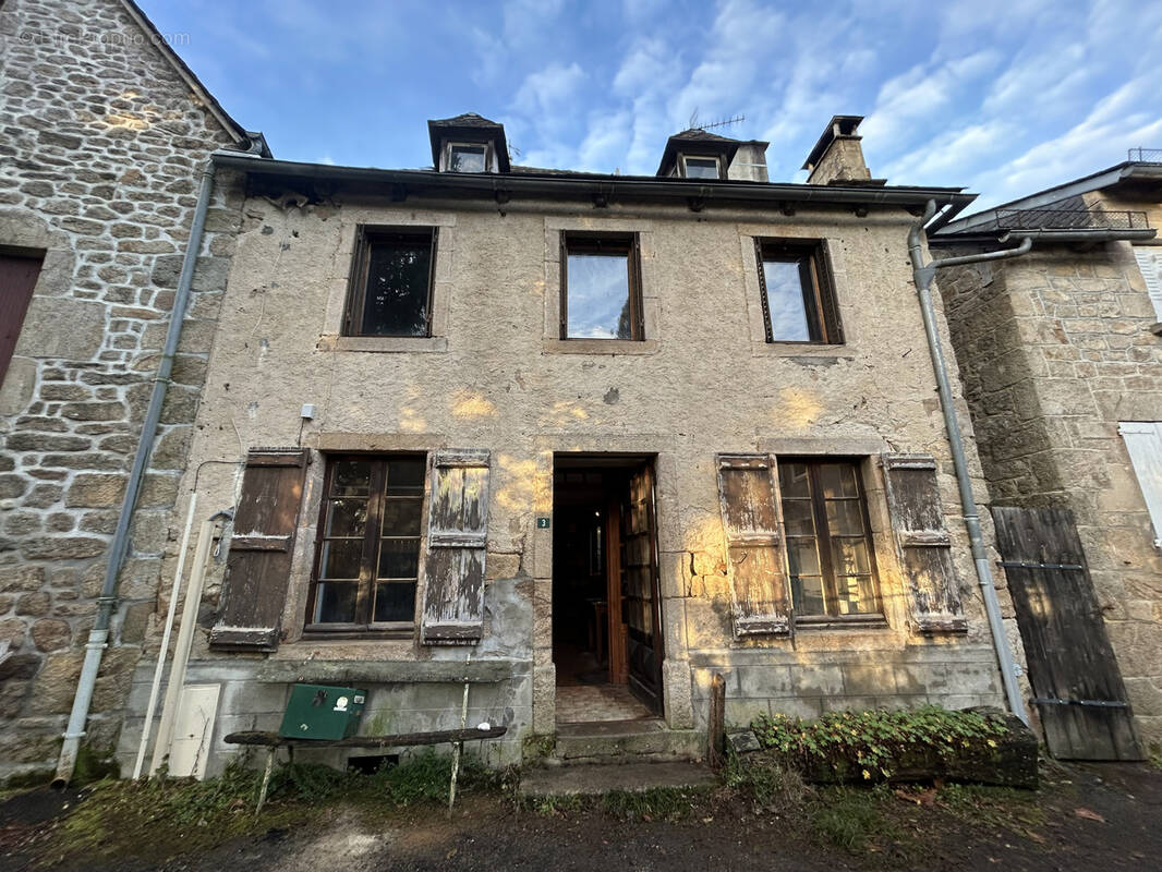 Maison à LA ROCHE-CANILLAC