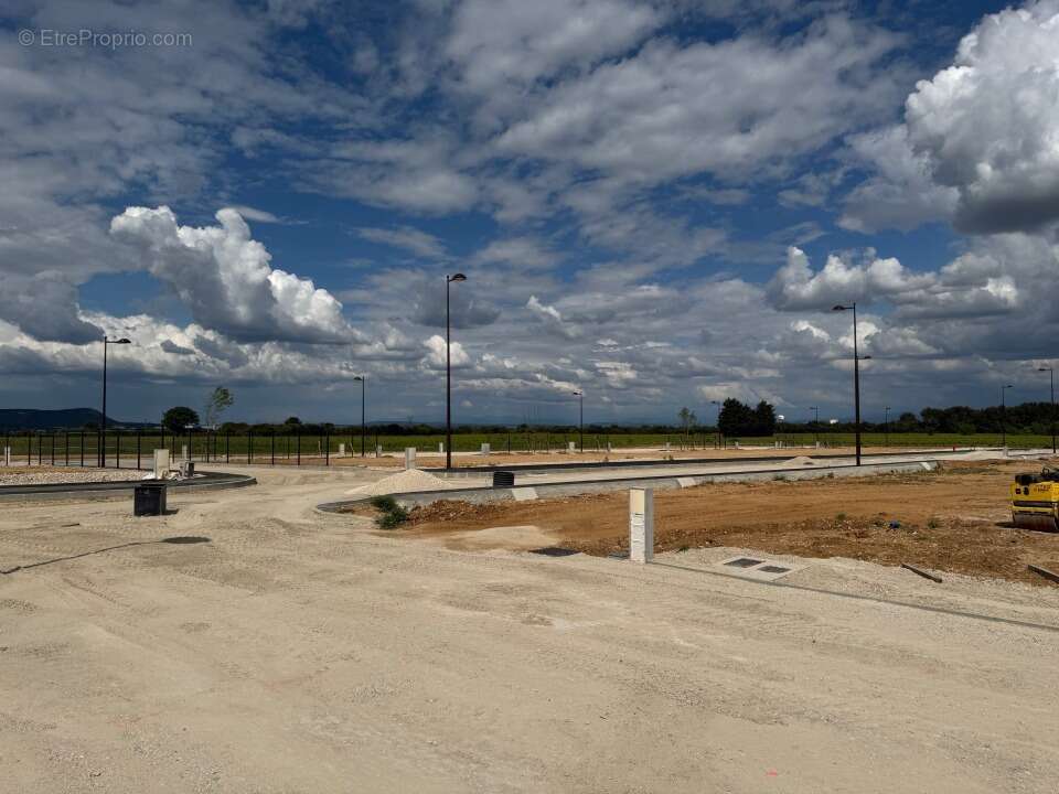 Terrain à LAUDUN-L'ARDOISE