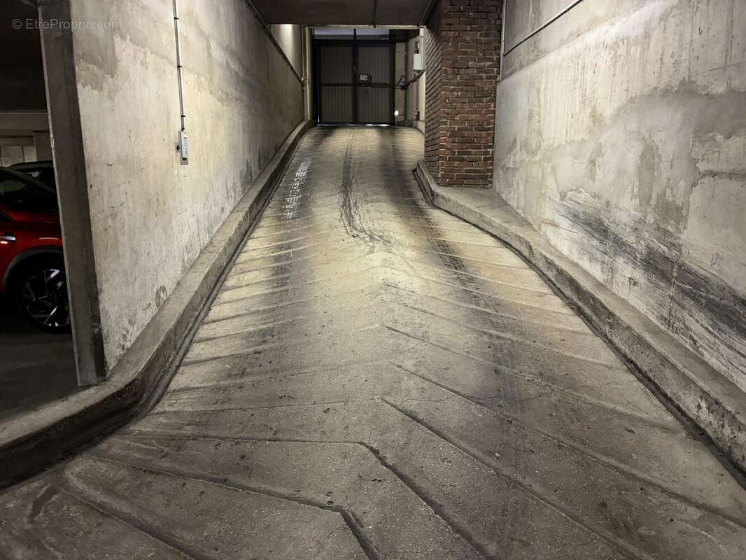 Parking à PARIS-17E