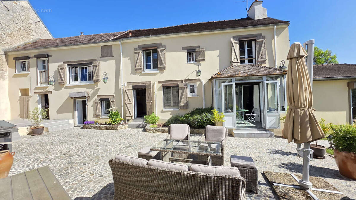 Longère rénovée de 175 m²  avec dépendances  - 887 m² - photo 2