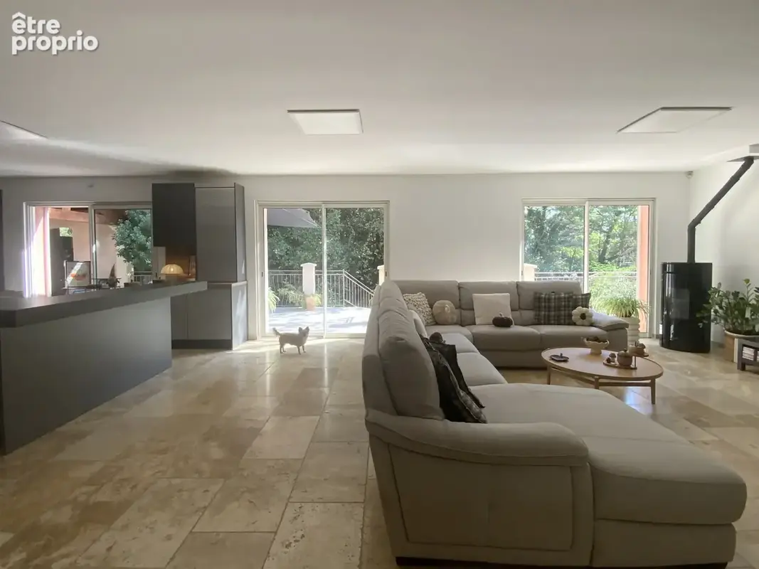 Maison atypique dans un cadre verdoyant avec piscine. - photo 4