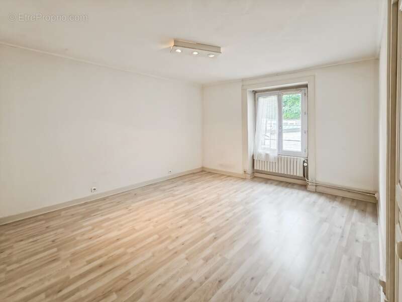 Appartement à MONTMOROT