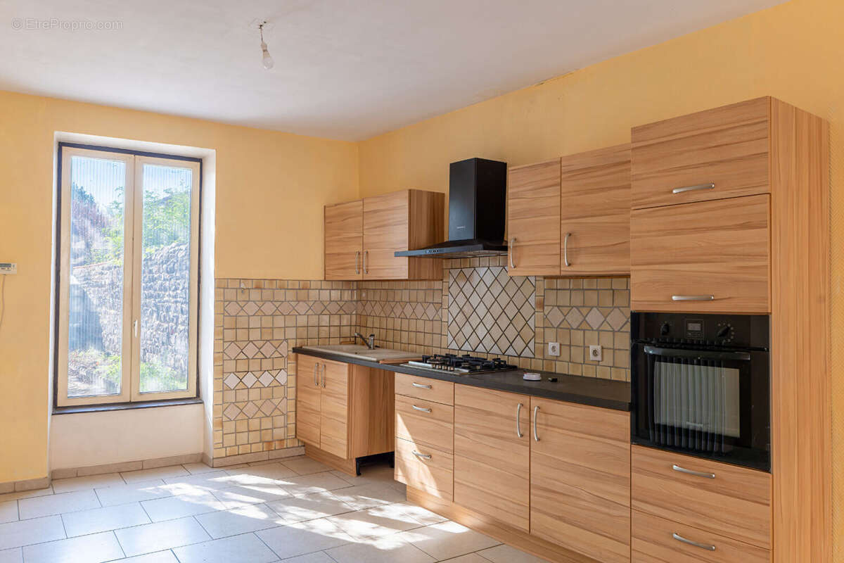 Maison à LE BREUIL-SUR-COUZE