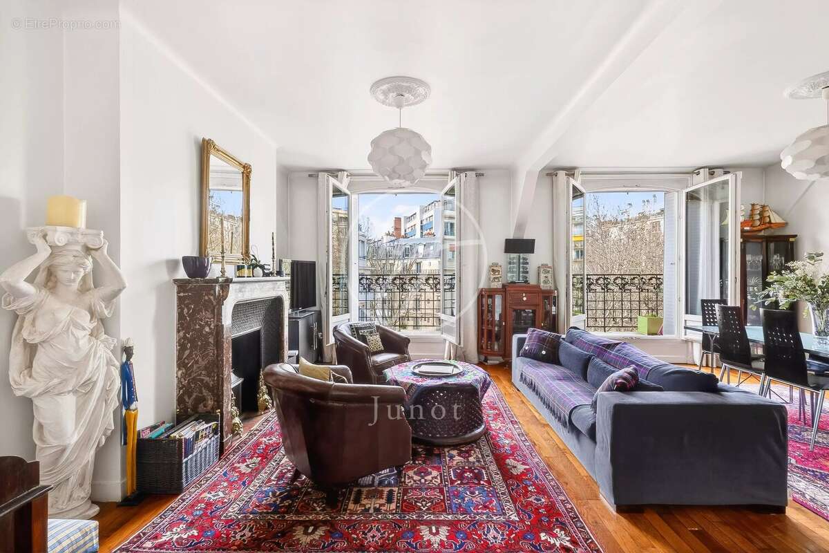 Appartement à PARIS-16E