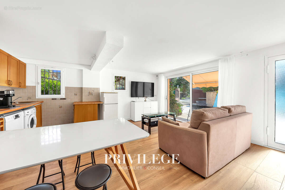 Maison à LA ROQUETTE-SUR-SIAGNE