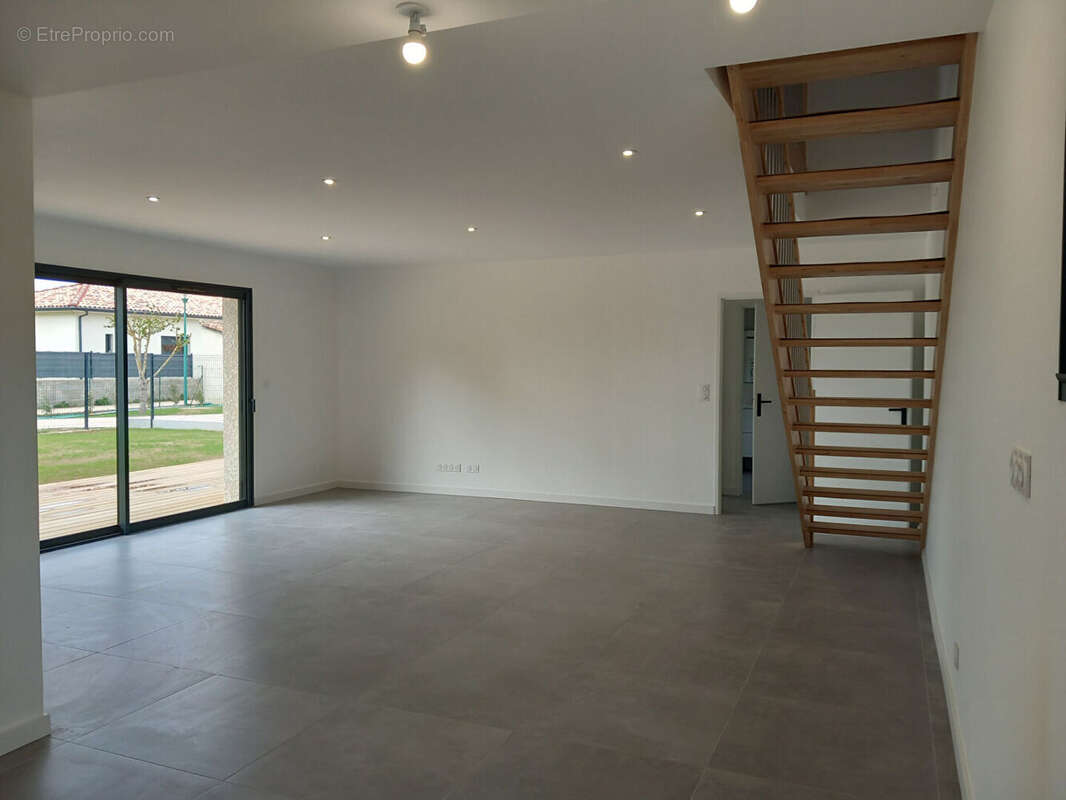 Maison à PINS-JUSTARET