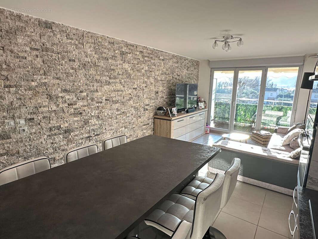 Appartement à LA ROQUETTE-SUR-SIAGNE