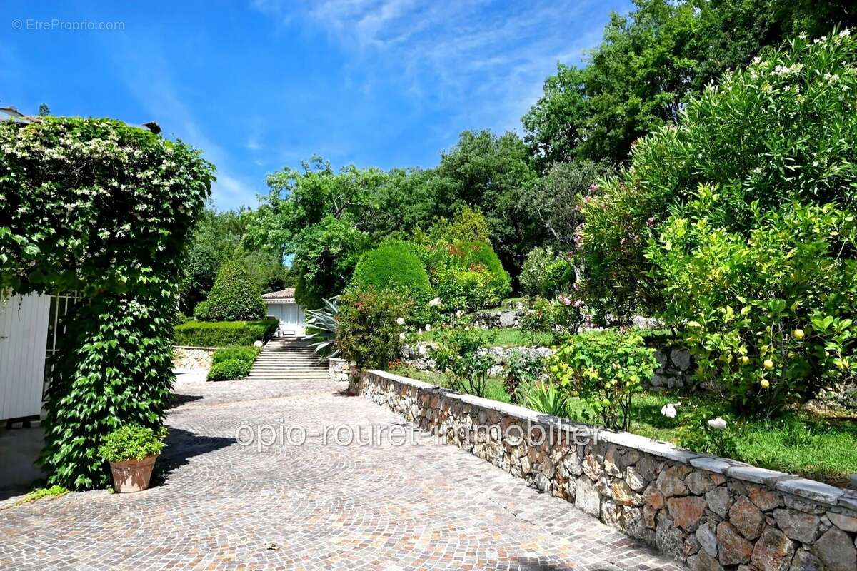 Maison à CHATEAUNEUF-GRASSE