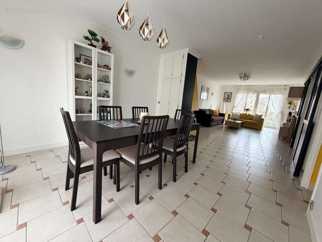 Appartement à LES PAVILLONS-SOUS-BOIS