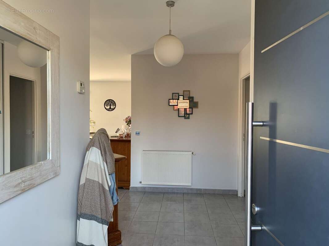 entrée maison  avec placard vestiaire - Maison à MIRANDE