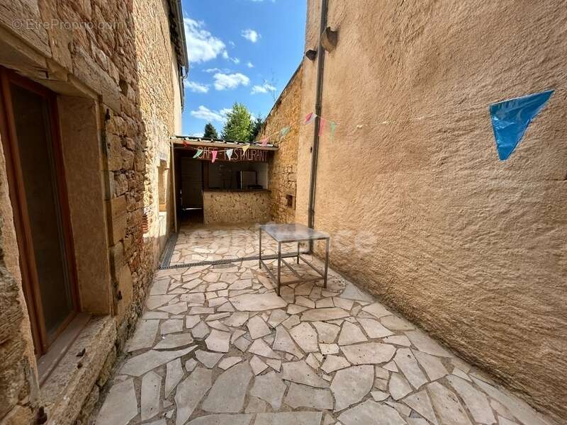 Maison de bourg à vendre 4 pièces env 211m² EXCIDEUIL (24)patio et jardin - photo 5