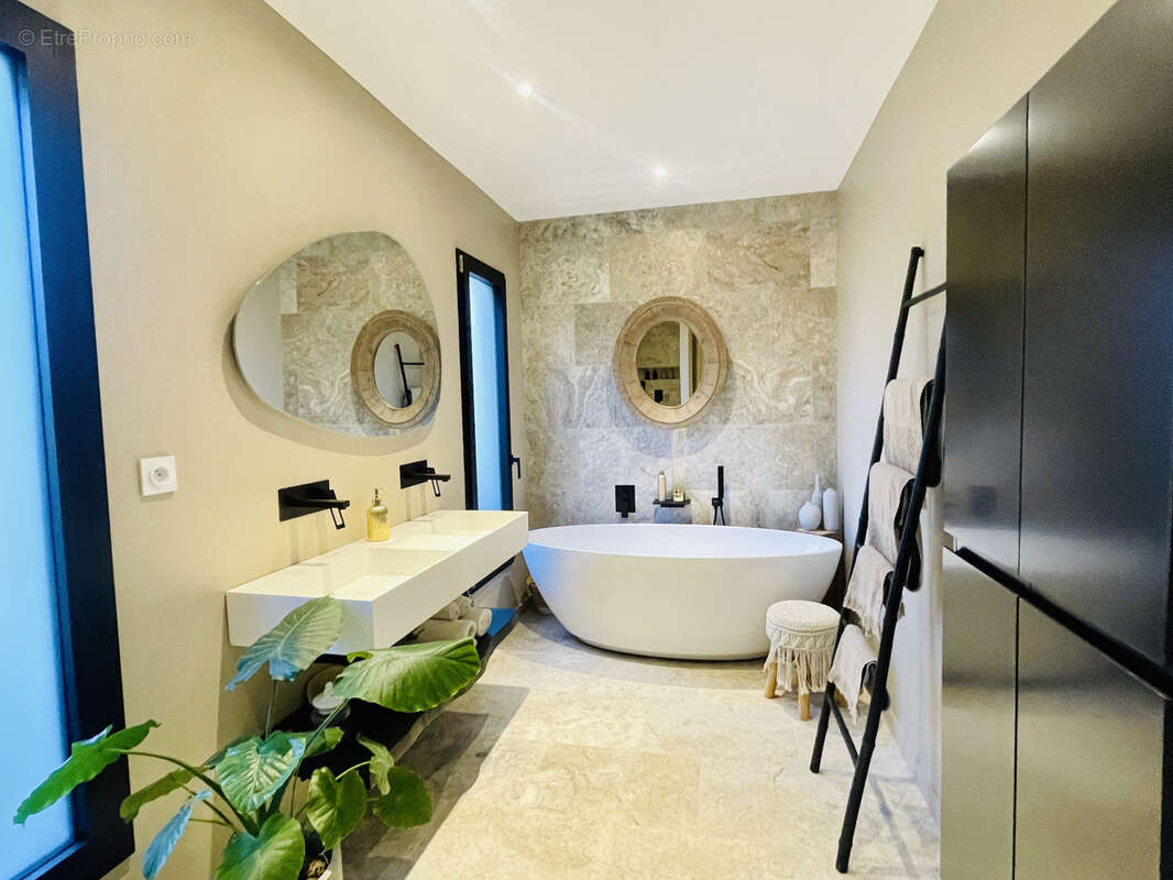 Maison à MONTAIGUT-SUR-SAVE