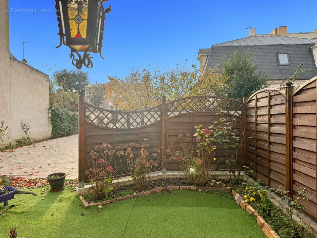 COURBEVOIE 92, Rue Hoche - Maison familiale avec jardins de 111m2 habitables + plus de 52m2 d'annexes (garage - photo 2