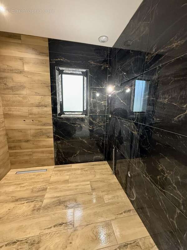 salle d'eau WC principale - Maison à CAHORS