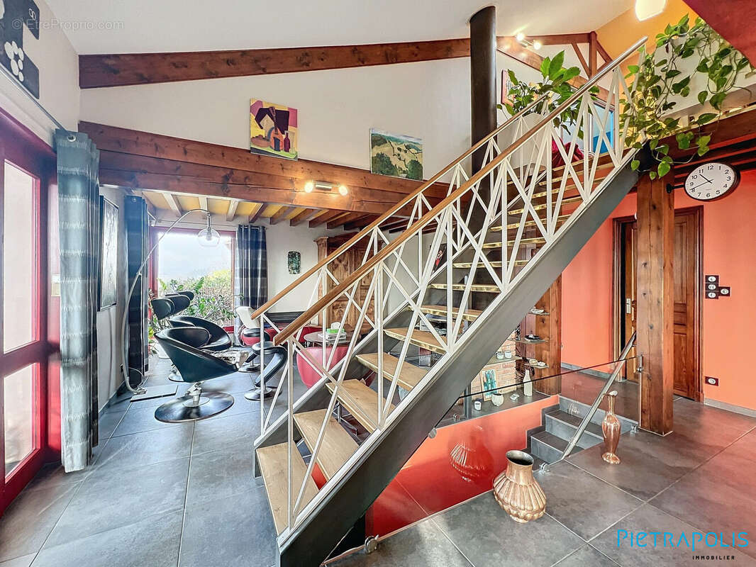 Maison 232 m² à Saint-Victor-Sur-Rhins  - photo 2