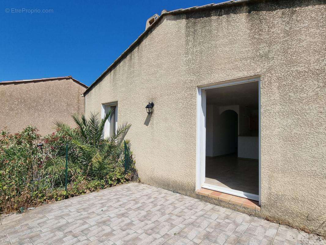 Maison à SAINT-JULIEN-LES-ROSIERS