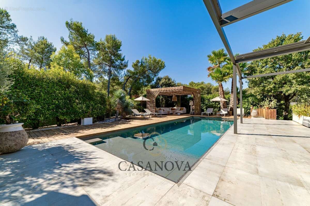 Maison à SAINT-CLEMENT-DE-RIVIERE