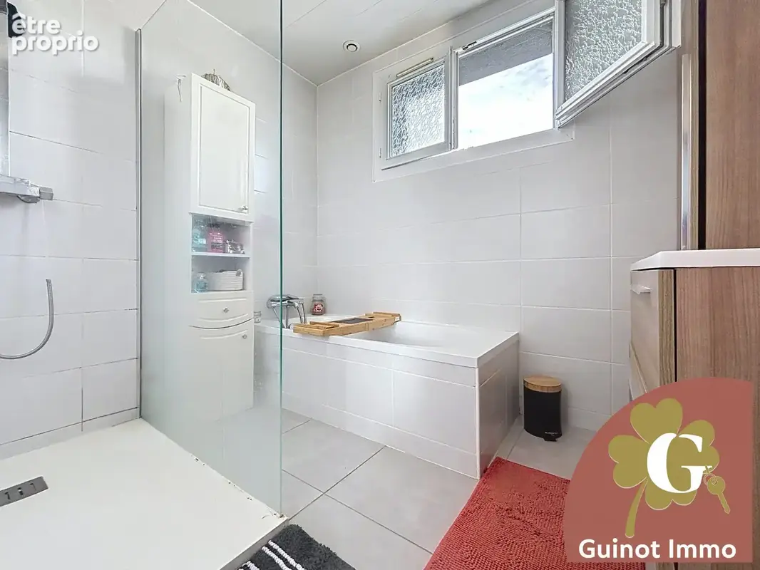Salle de bain avec douche