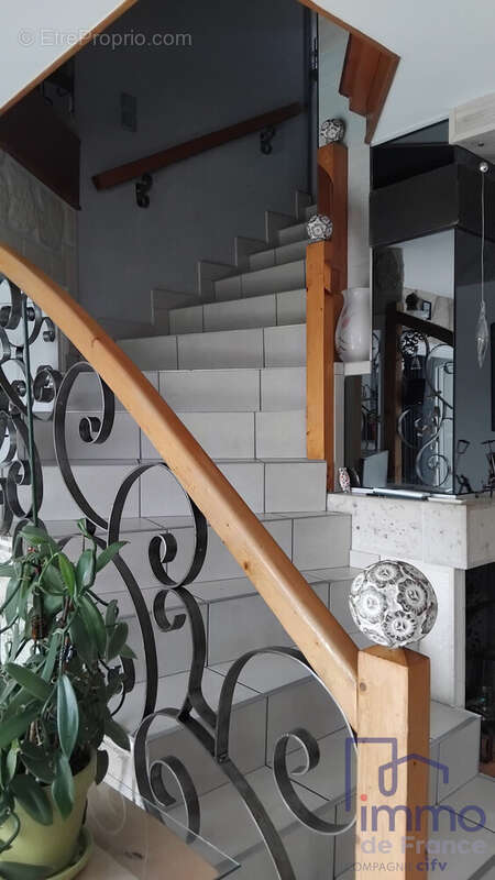 Maison 88 m² à Saint-Jean-Bonnefonds  - photo 8