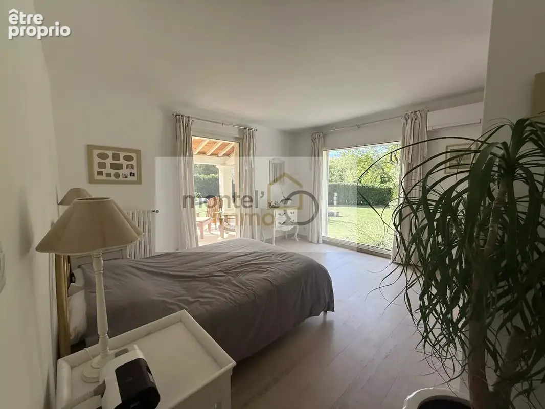 Maison familiale rénovée 200 mètres carrés, 5 chambres dont 2 suites, piscine et grand terrain de 3500 mètres carrés à 10 minute - photo 6