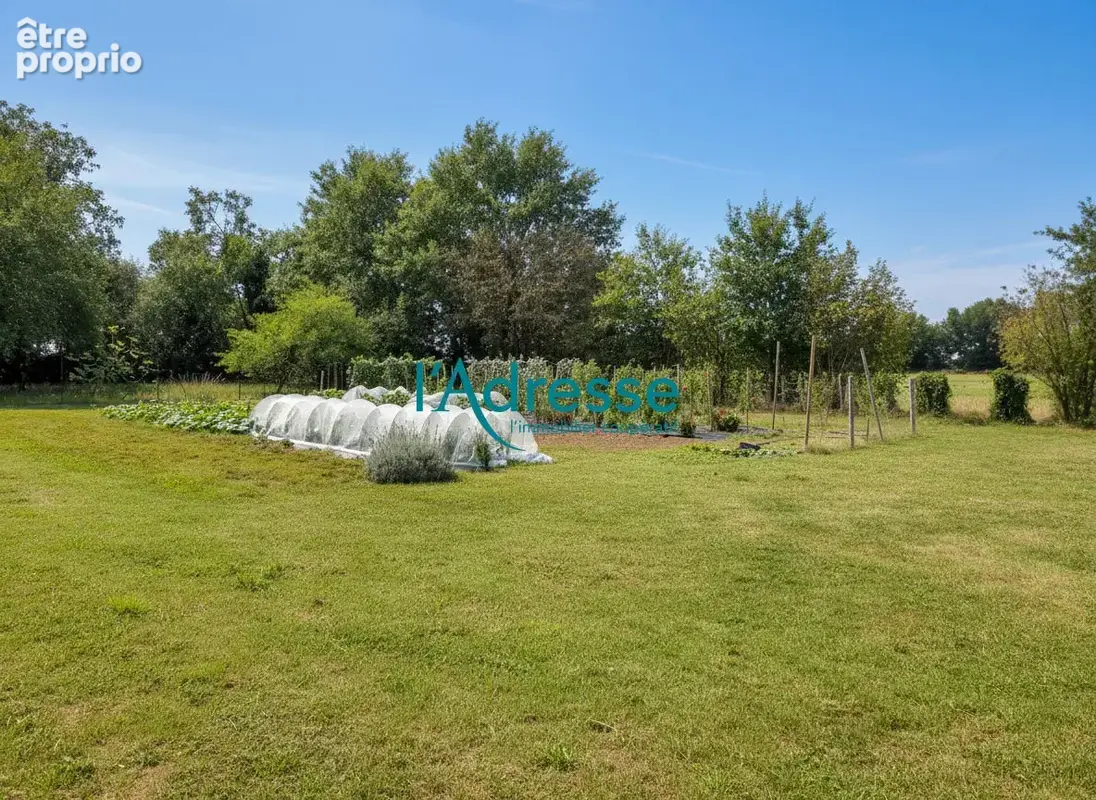 Le Petit-Auverné: Grande maison familiale, terrain constructible et dépendances. - photo 9