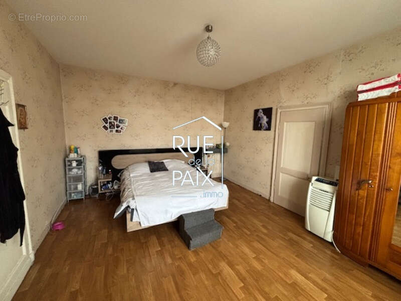 Maison à CHAMPDENIERS-SAINT-DENIS