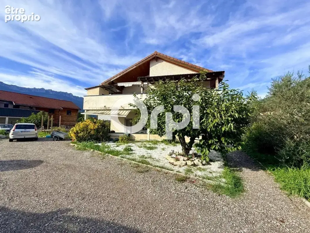 Tencin – duplex de 158 m² avec terrasse, jardin privatif, garage à velo/moto et parking - photo 2