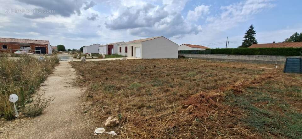 Terrain 451 m² à Le Gua  - photo 2