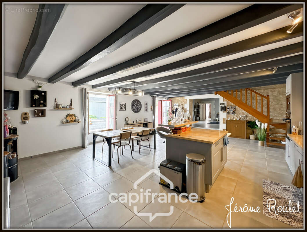 Maison en pierre à vendre 6 pièces 4 chambres + studio indépendant sur terrain 3 260 m² avec dépendances Champigny-En-Rochereau  - photo 8