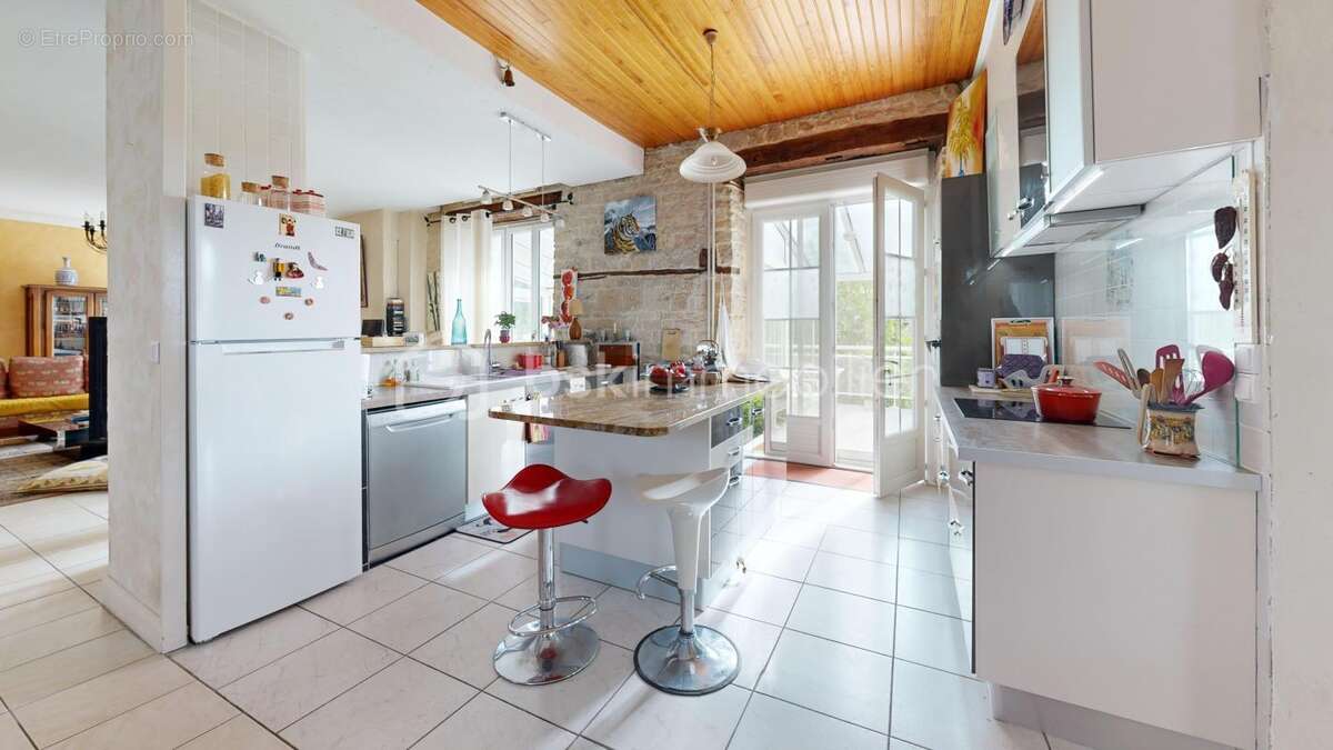 Une maison de caractère avec piscine intérieur au cœur d’un environnement paisible - photo 7