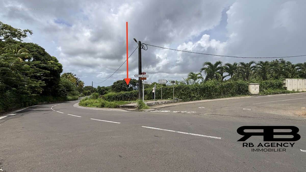 Terrain à RIVIERE-SALEE