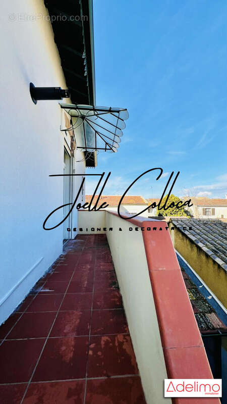 Balcon privé donnant accès au logement - Appartement à AIGUES-MORTES